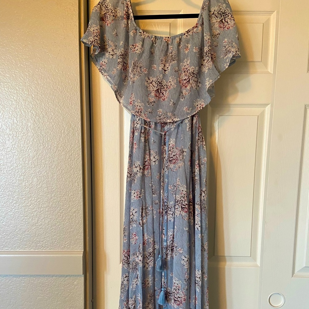 Off the shoulder maxi dress. Floral print. Never work, tags attached.